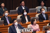 [TF포토] 본회의 참석한 윤미향