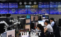 [TF포토] 2,180선 회복한 코스피, '분주한 딜링룸'