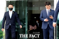 [TF사진관] '21대 첫 본회의', 함께 이동하는 김용민-김남국