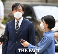 [TF사진관] '질문 답하며 재판 출석하는 조국 전 장관'