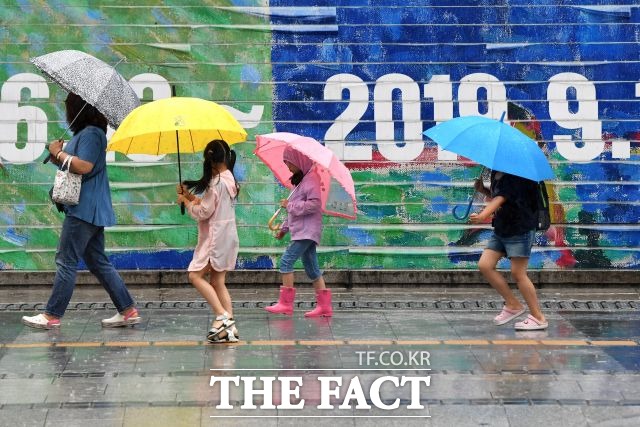 오는 10일 제주도에서 비가 내리기 시작해 11~12일에는 전국으로 비가 확대되겠다. /더팩트 DB