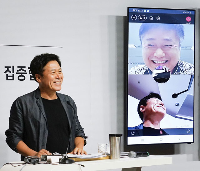 박정호 SK텔레콤 사장과 SK텔레콤 직원이 PC를 통해 비대면 타운홀에 참여, 의견을 교환하고 있다. /SK텔레콤 제공