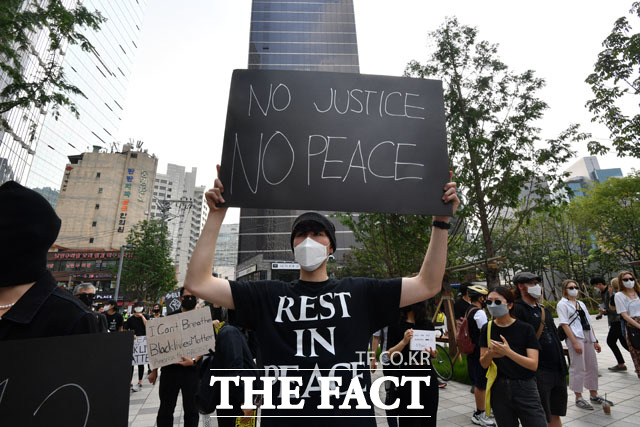 [더팩트 | 남윤호 기자] 6일 오후 미국 경찰의 과잉진압으로 사망한 조지 플로이드를 추모하는 시민들이 서울 중구 명동역에서 청계천 한빛광장까지 추모 행진을 하고 있다. /남윤호 기자