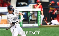 [TF포토] 2루타 치는 박건우
