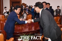 [TF포토] 악수 나누는 박병석-주호영