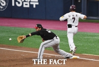 [TF포토] 김하성, '내가 한발 빨랐어!'