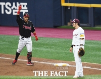 [TF포토] 유강남, '소중한 2타점 적시타'