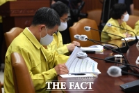 [TF포토] 코로나19 자료 확인하는 박능후 장관