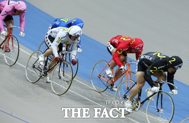 내선을 선점하기 위해 경합을 벌이는 경륜 선수들./경륜경정총괄본부 제공