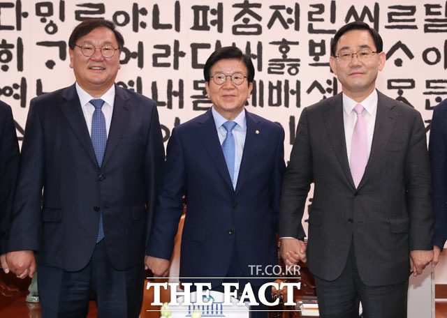 여야가 상임위원장 선출 시한을 하루 앞둔 7일까지 협상 테이블에 마주 앉았지만 결국 원구성 합의에 실패했다. 7일 박병석 국회의장과 여야 원내대표가 의장실에서 원 구성 문제를 논의하기 회동에 앞서 기념사진을 찍고 있다./ 남윤호 기자