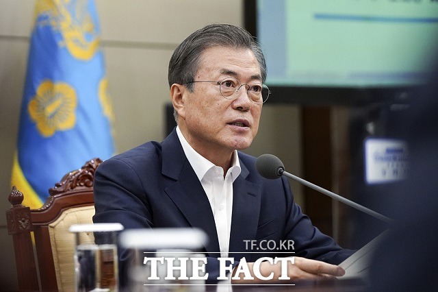 문재인 대통령은 8일 청와대에서 주재한 수석보좌관회의에서 정의연 논란과 관련해 지금의 논란과 시련이 위안부 운동을 발전적으로 승화시키는 계기가 되길 기대한다고 밝혔다. /청와대 제공