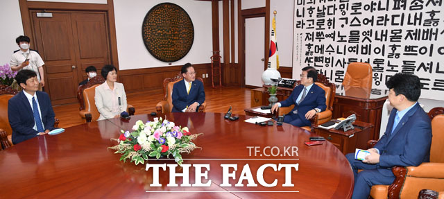 배진교 정의당 원내대표(왼쪽에서 세 번째)가 8일 오전 서울 여의도 국회에서 박병석 국회의장(왼쪽에서 네 번째)을 예방해 대화하고 있다. /국회=남윤호 기자