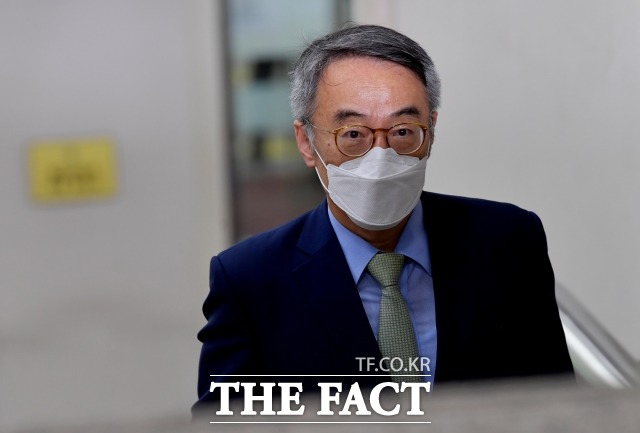 사법행정권 남용 의혹의 핵심 인물인 임종헌 전 법원행정처 차장이 지난달 18일 오전 서울 서초구 서울중앙지방법원에서 열리는 속행 공판에 출석한 모습. /이덕인 기자