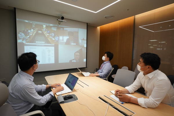 롯데면세점이 포스트 코로나 시대에 대비해 비대면 업무를 확대한다. /롯데면세점 제공