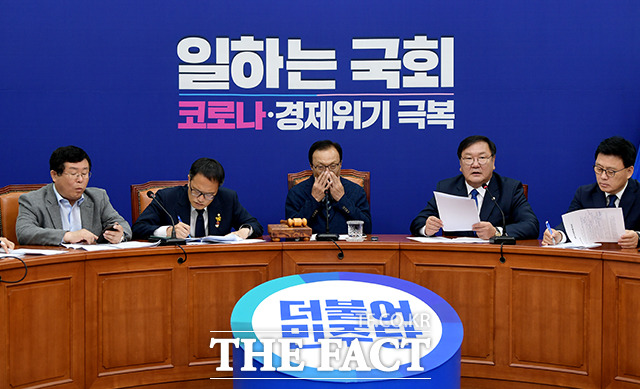 김태년 더불어민주당 원내대표(왼쪽에서 네번째)가 8일 오전 서울 여의도 국회에서 열린 더불어민주당 최고위원회의에 참석해 발언하고 있다. /국회=이선화 기자
