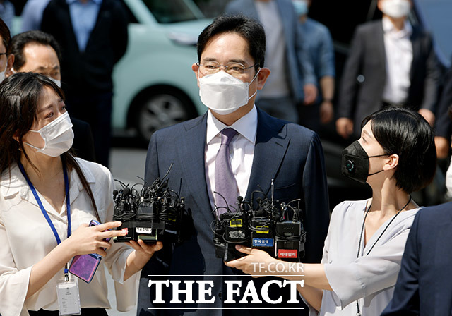 삼성물산-제일모직 합병과 경영권 승계 의혹을 받는 이재용 삼성전자 부회장(가운데)이 8일 오전 서울 서초구 서울중앙지방법원에서 열리는 구속 전 피의자심문(영장실질심사)을 받기 위해 법정으로 향하고 있다. /이덕인 기자