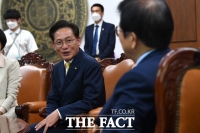 [TF포토] 박병석 국회의장과 대화하는 배진교 원내대표