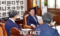 [TF포토] 노영민 비서실장과 환담하는 박병석 국회