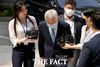 [TF포토] 고개 숙인 최지성