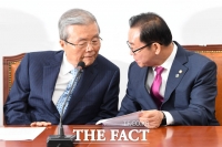 [TF포토] 대화하는 김종인-이종배