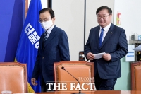 [TF포토] 최고위원회의 참석하는 이해찬-김태년