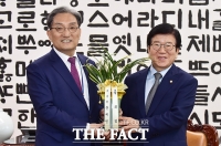 [TF포토] 문재인 대통령 화환 전달하는 노영민 비서실장