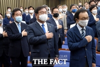 [TF포토] 국민의례하는 이낙연-김태년-이해찬
