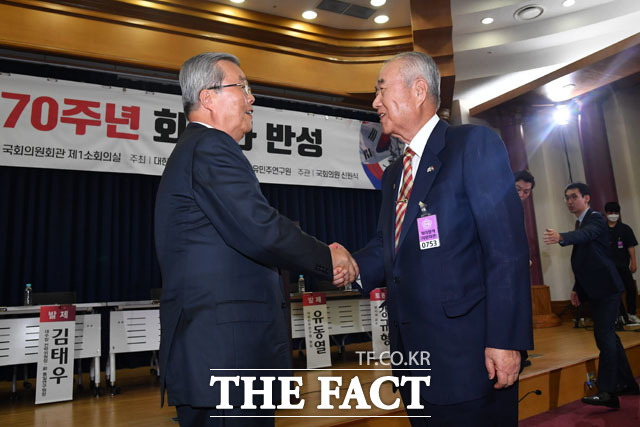 악수하는 김종인 미래통합당 비상대책위원장(왼쪽)과 권영해 전 국방부 장관