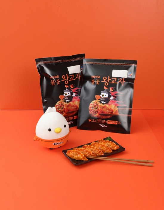 CJ제일제당이 한화 이글스와 이글이글 불꽃왕교자를 출시, 오는 10일부터 프로야구 시즌에 한정 판매한다. /CJ제일제당 제공