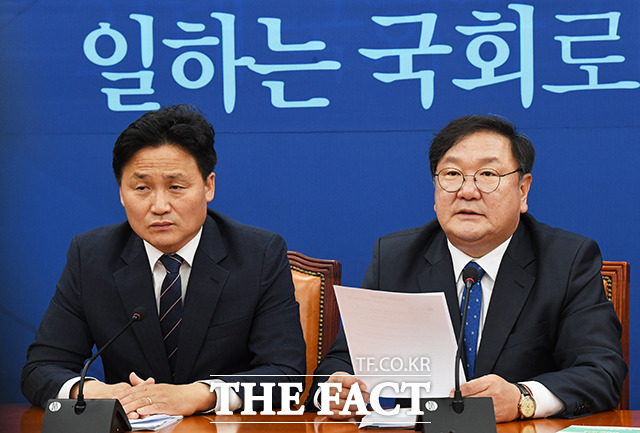 김태년 더불어민주당 원내대표(오른쪽)가 9일 오전 서울 여의도 국회에서 열린 더불어민주당 정책조정회의에 참석해 모두발언을 하고 있다. / 국회=배정한 기자