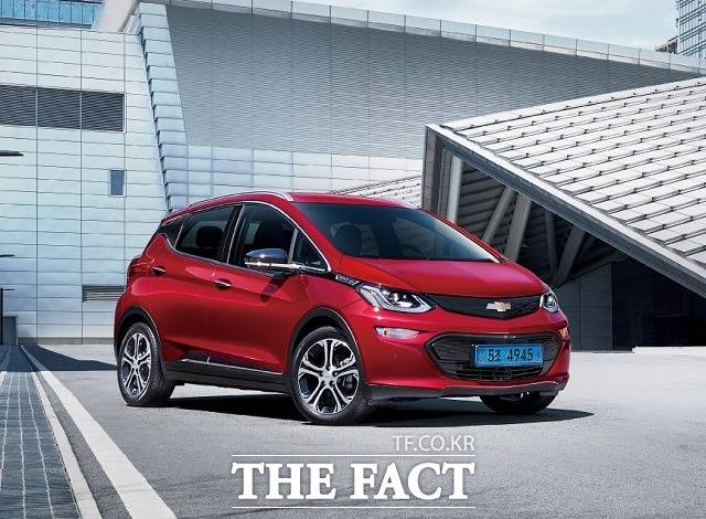 쉐보레가 LG화학 배터리를 탑재, 기존 대비 31km가 늘어난 414km의 동급 최장 1회 충전 주행거리를 인증받은 2020년 볼트EV의 사전계약을 시작했다고 9일 밝혔다. /쉐보레 제공