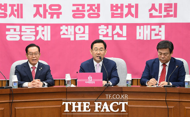 주호영 미래통합당 원내대표(가운데)가 9일 오전 서울 여의도 국회에서 열린 원내대책회의에 참석해 모두발언을 하고 있다. 왼쪽부터 이종배 정책위의장, 주호영 원내대표, 김선동 사무총장. /국회=남윤호 기자