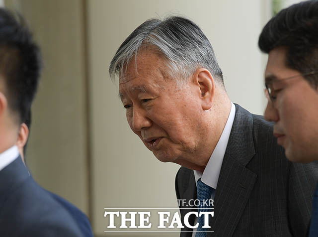 수천억원대 횡령·배임 혐의로 법정구속된 이중근 부영그룹 회장이 구속집행정지로 석방됐다. /김세정 기자