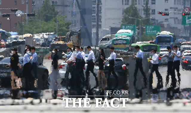 전국에 폭염주의보가 내려진 9일 오후 서울 영등포구 여의도환승센터 인근의 도로에서 아지랑이가 피어오르고 있다. /이동률 기자
