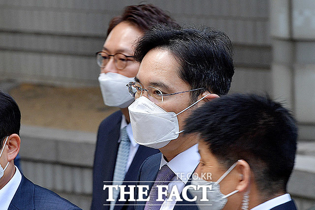 이재용 삼성전자 부회장에 대해 검찰이 청구한 구속영장이 9일 오전 2시쯤 법원에서 기각됐다. 사진은 이재용 부회장이 전날(8일) 영장실질심사를 받기 위해 법정으로 이동하는 모습. /이덕인 기자