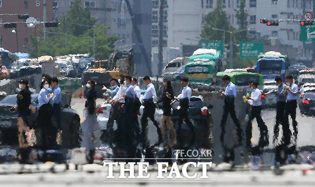 수요일인 10일은 서울 낮 기온이 33도까지 오르며 덥겠다. 제주도와 남부지방은 오후부터 장마전선의 영향으로 비가 내리겠다. 9일 오후 서울 영등포구 여의도환승센터 인근 도로에서 아지랑이가 피어오르는 모습. /이동률 기자