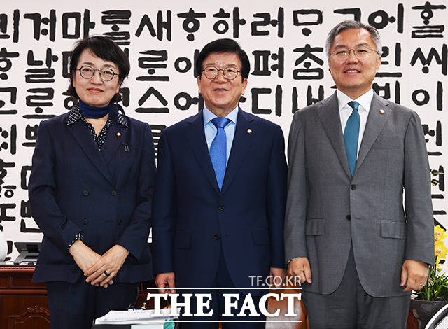박병석 국회의장(가운데)이 9일 오전 서울 여의도 국회에서 국회의장실을 예방한 최강욱 열린민주당 대표, 김진애 원내대표(왼쪽)와 기념사진 촬영을 하고 있다. / 국회=배정한 기자