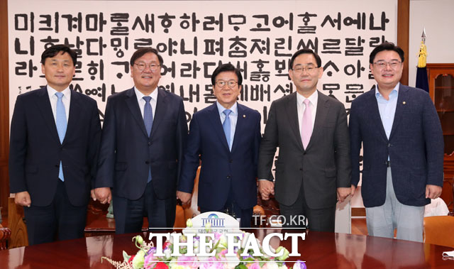 여야는 9일 코로나19 대응을 위한 관련 상임위 증원 논의에 들어간다. 지난 8일 박병석 의장 주재로 열린 여야 회동. /남윤호 기자