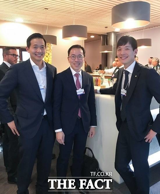 김동관 한화솔루션 부사장은 니콜라 정보 수집 과정에서 한화에너지, 한화종합화학의 장기 성장 방향이 니콜라의 사업 모델과 부합한다고 판단했다. 사진은 지난해 초 김동관 부사장(왼쪽)이 동생인 김동원 한화생명 상무(오른쪽)와 함께 다보스포럼에 참가한 모습. /한화그룹 제공