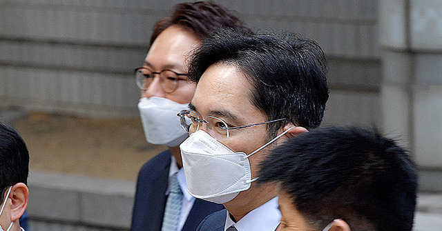 이재용 삼성전자 부회장에 대해 검찰이 청구한 구속영장이 9일 오전 2시쯤 법원에서 기각됐다. 사진은 이재용 부회장이 전날(8일) 영장실질심사를 받기 위해 법정으로 이동하는 모습. /이덕인 기자