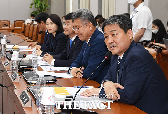 인사말 하는 김영배 더불어민주당 의원(오른쪽)