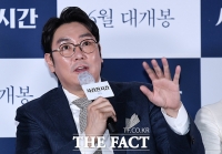 [TF포토] 취재진 질문에 답하는 조진웅