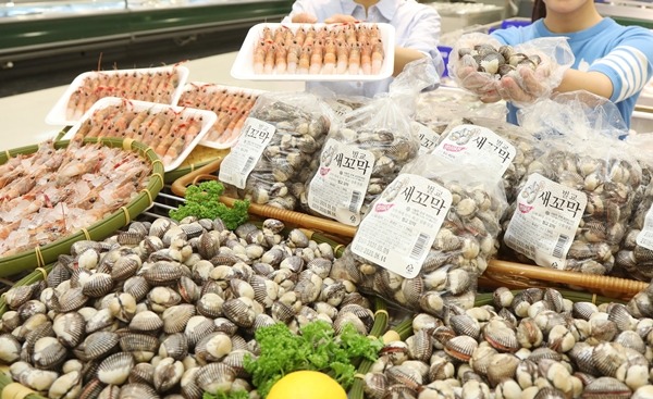 이마트가 코로나19로 어려움을 겪는 여수 딱새우, 꼬막 어가를 돕기 위해 판매 촉진 행사를 연다. /이마트 제공