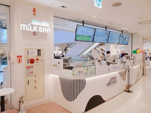 롯데푸드는 파스퇴르 우유로 만든 디저트를 즐길 수 있는 파스퇴르 밀크바를 롯데백화점 인천터미널점에 오픈했다고 10일 밝혔다. /롯데푸드 제공