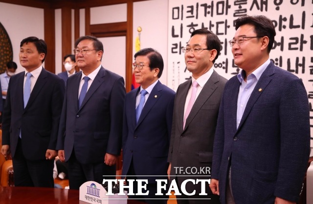 여야는 10일 보건복지위 2명, 산업통상자원중소벤처기업위 1명을 증원한 상임위원 규칙 개정안을 본회의에서 처리할 에정이다. 이어 상임위원장 선출 건 합의를 위해 여야 지도부가 본회의 직후 회동한다. 지난 7일 국회 의장실에서 21대 국회 원 구성 협상을 위해 회동한 여야 원내지도부. 왼쪽부터 김영진 더불어민주당 총괄원내수석부대표, 김태년 민주당 원내대표, 박병석 신임 국회의장, 주호영 미래톤합당 원내대표, 김성원 통합당 원내수석부대표. /국회=남윤호 기자