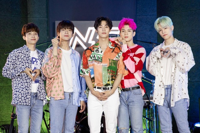 엔플라잉은 가끔 형식적인 아 진짜요?라는 반응이 오면 공허한 느낌이 들 때가 있다. 그럴 때 이 가사가 공감이 되실 것이라고 타이틀곡 아 진짜요.(Oh really.)를 소개했다. /FNC엔터 제공