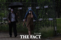 [TF포토] '외투라도 있어서 다행이야'