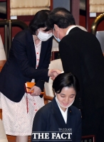 [TF포토] 양정숙 의원과 악수하는 이낙연