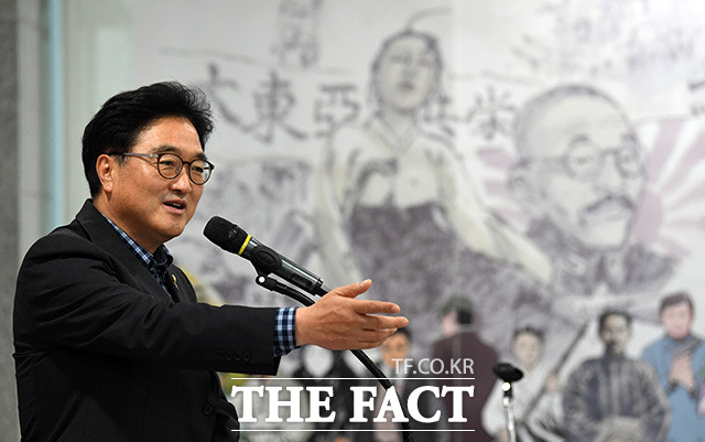 이낙연 의원을 견제하는 움직임이 나오자 이낙연 vs 비이낙연 구도가 형성되는 듯 했지만 우원식 의원은 연대는 가치와 노선을 놓고 하는 것이라며 사실상 선을 그었다. /더팩트 DB