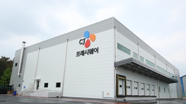 CJ프레시웨이가 하루 약 25t 규모의 반찬류나 반조리 상품을 생산할 수 있는 센트럴키친을 경기도 이천에 완공하고 가동에 들어갔다. /CJ프레시웨이 제공